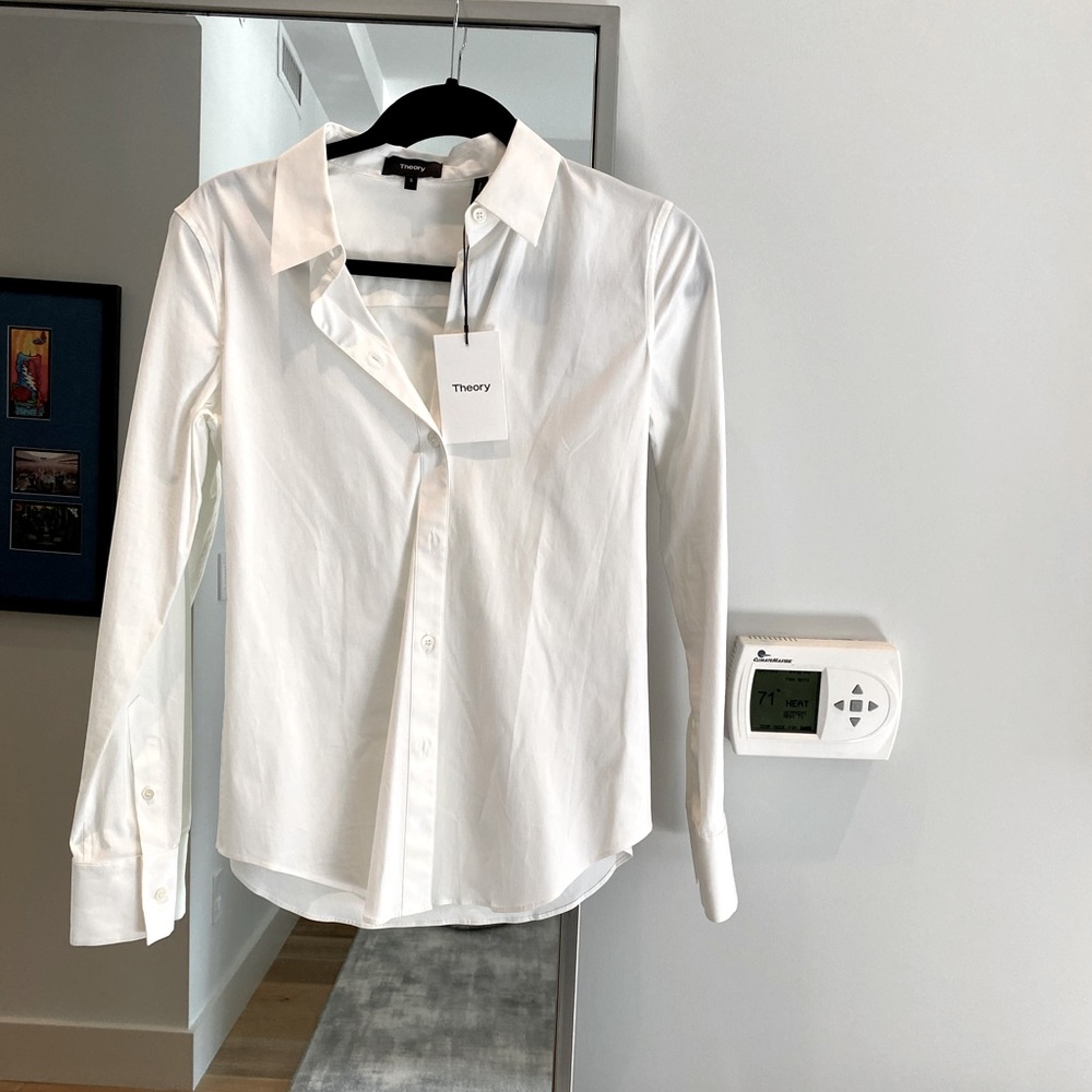 Theory fitted women button down. Size S. Never worn. Tag on